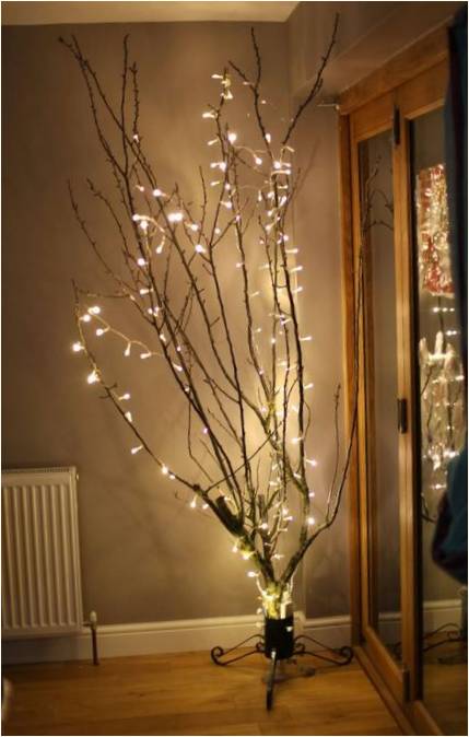 Зимно дърво в светлини