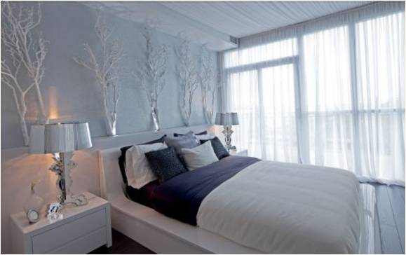 Декорация на стената в горната част на леглото във формата на дървесни клони