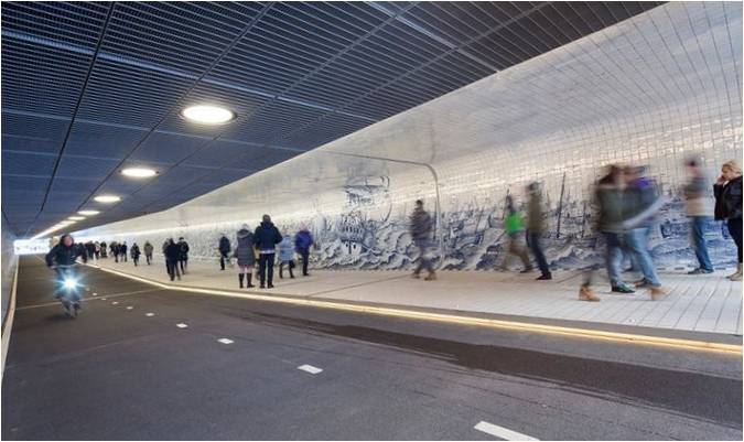 Морското чудо на Амстердам: фантастичен подземен тунел, украсен с хиляди плочки