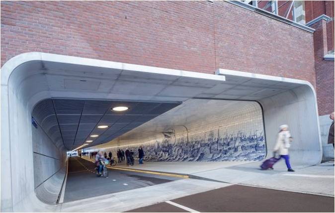 Морското чудо на Амстердам: фантастичен подземен тунел, украсен с хиляди керамични плочки