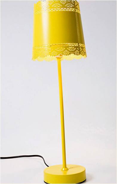 Жълта подова лампа