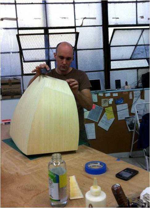 Занаятчията в процеса на създаване на висяща лампа